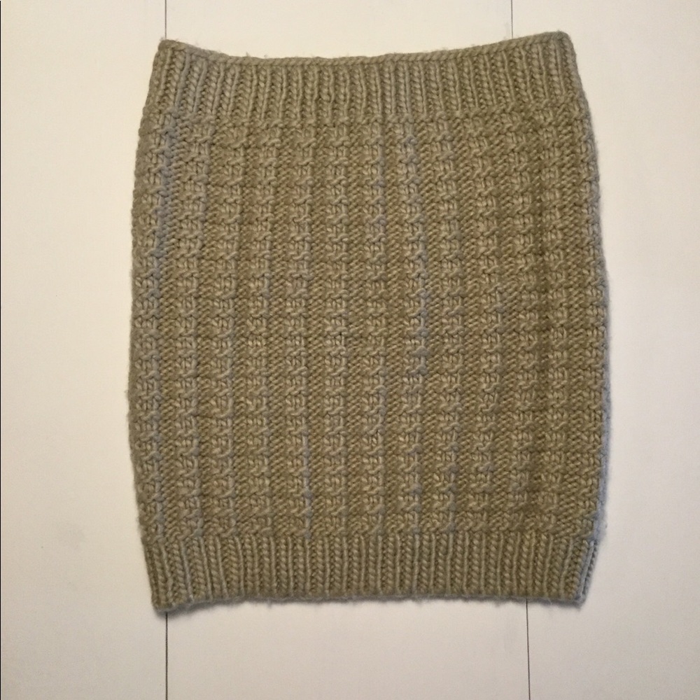 Cable-Knit Circle Scarf 🧣 - Picture 2 of 2